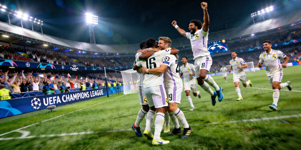 欧冠联赛决赛现场：球员庆祝进球瞬间